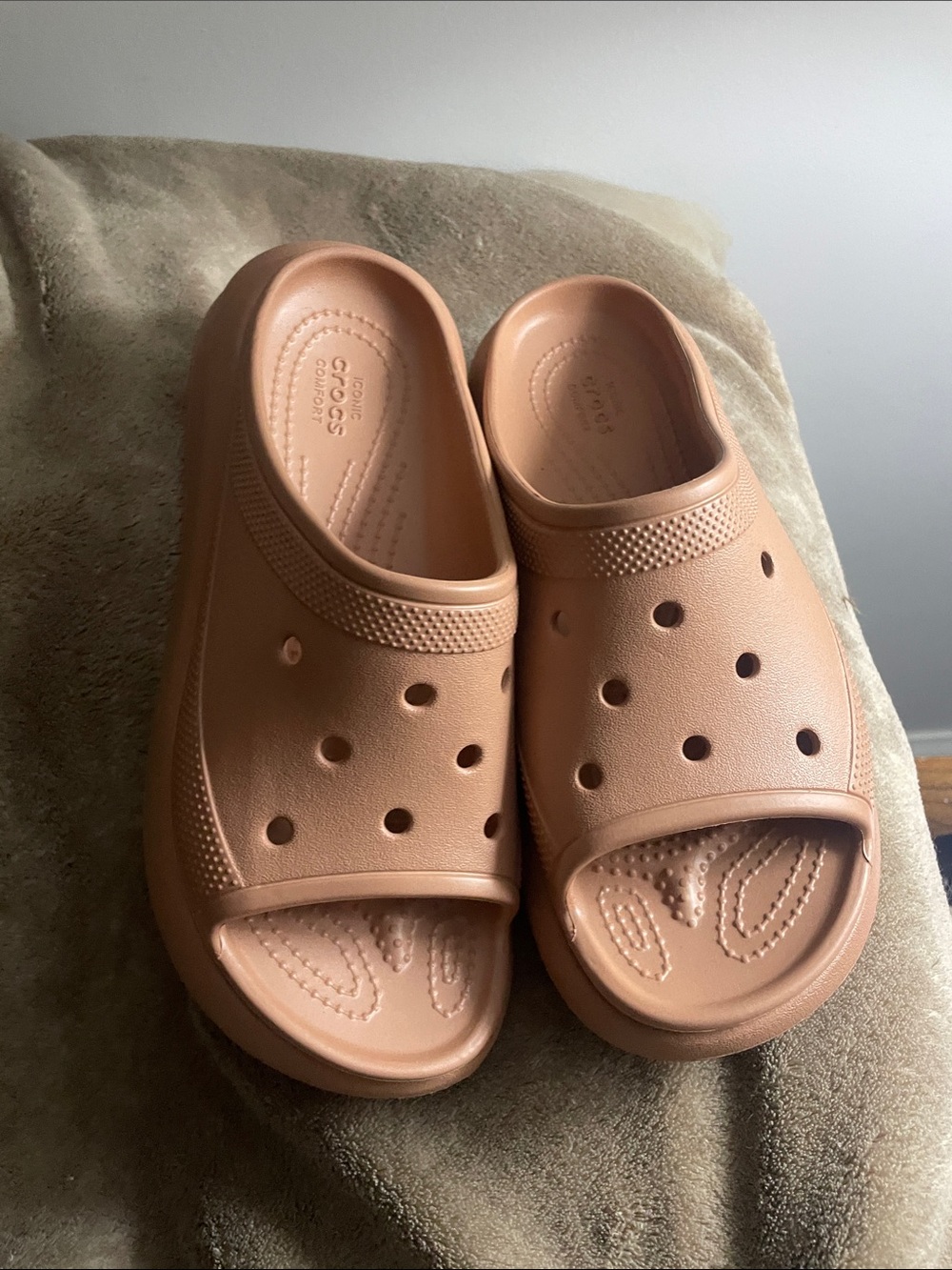 CROCS Kids Open-Toe Slide Sandals in Blush Pink